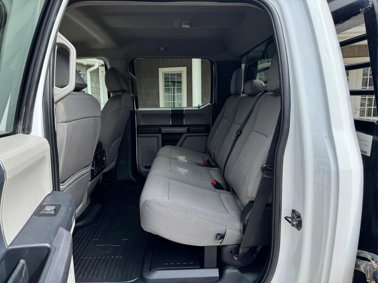 Ford Super Duty F-550 DRW XLT 4WD Crew Cab 203" WB 84" CA 2022