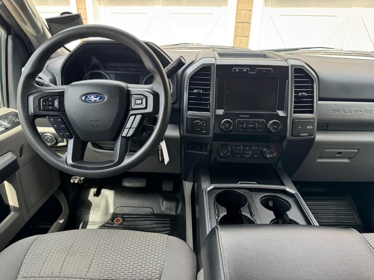 Ford Super Duty F-550 DRW XLT 4WD Crew Cab 203" WB 84" CA 2022