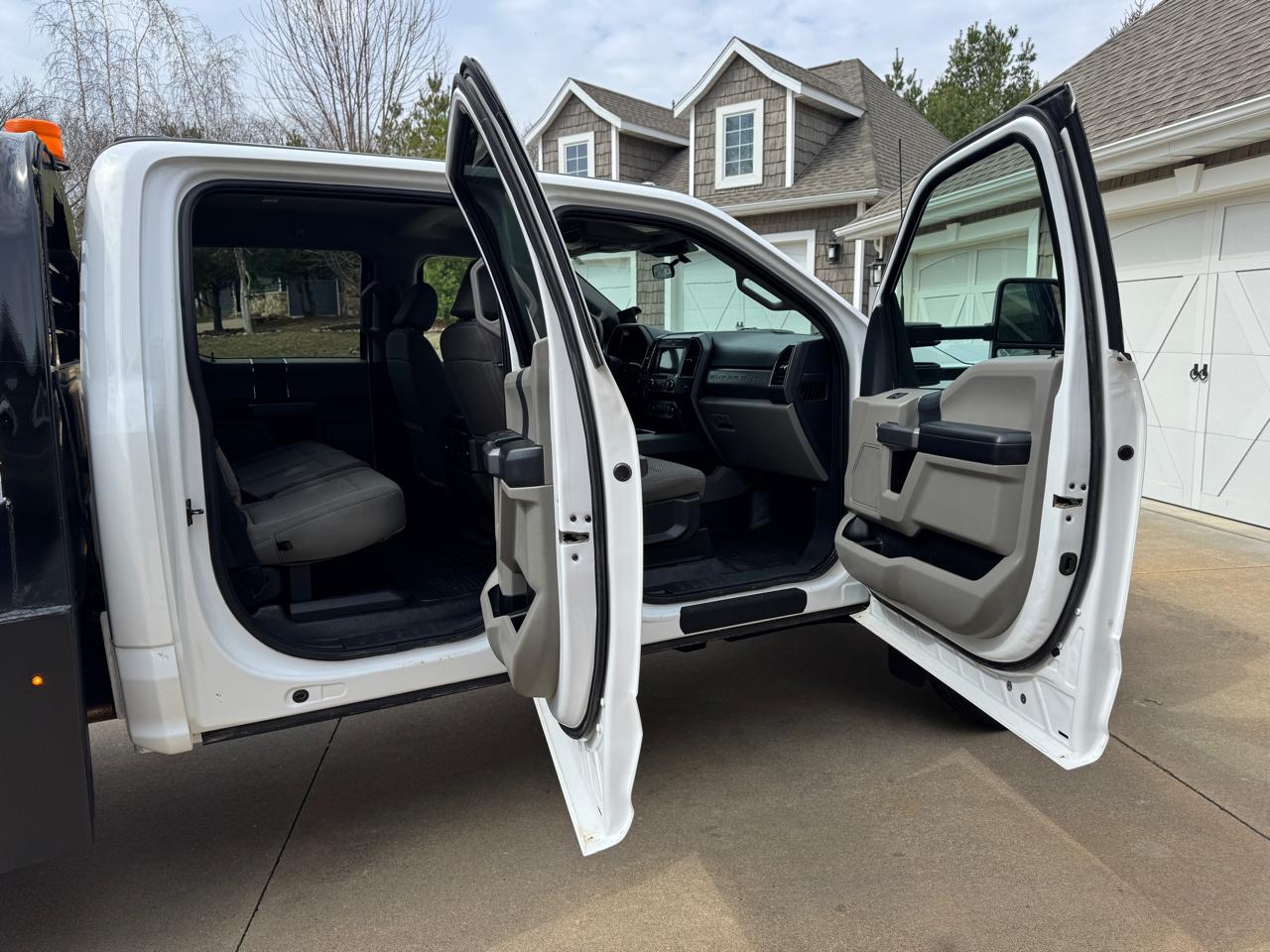 Ford Super Duty F-550 DRW XLT 4WD Crew Cab 203" WB 84" CA 2022