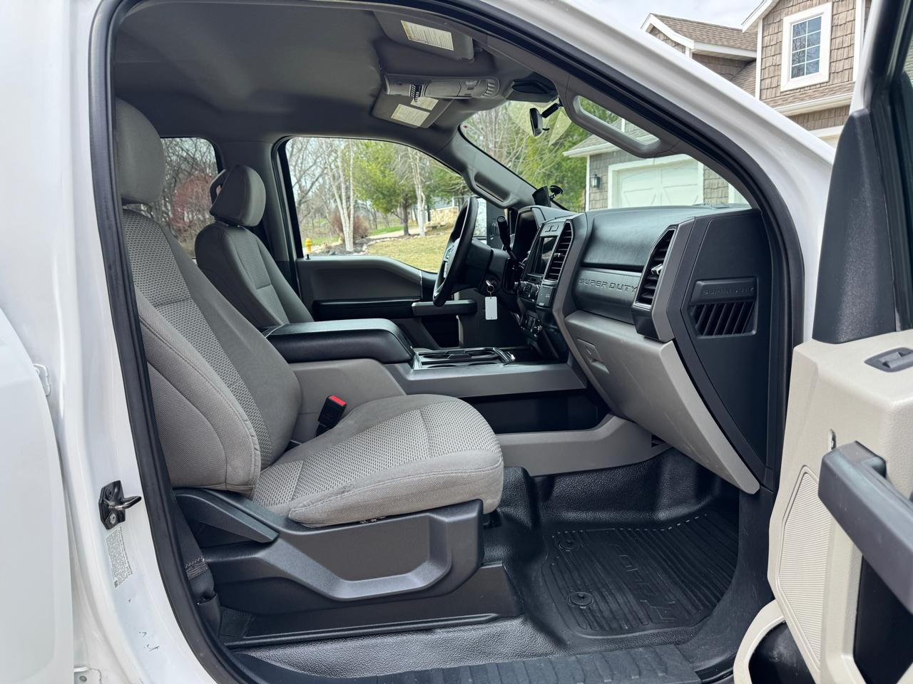 Ford Super Duty F-550 DRW XLT 4WD Crew Cab 203" WB 84" CA 2022