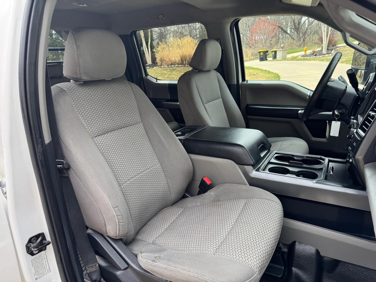 Ford Super Duty F-550 DRW XLT 4WD Crew Cab 203" WB 84" CA 2022