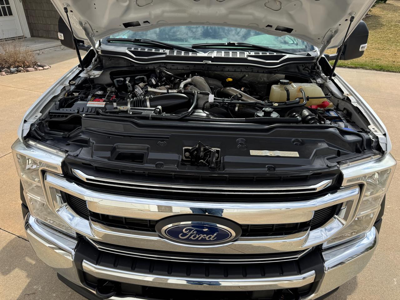 Ford Super Duty F-550 DRW XLT 4WD Crew Cab 203" WB 84" CA 2022