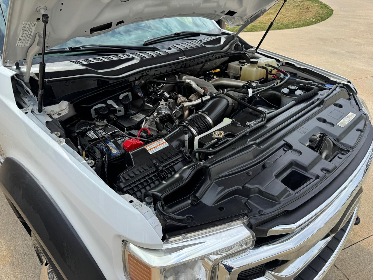 Ford Super Duty F-550 DRW XLT 4WD Crew Cab 203" WB 84" CA 2022