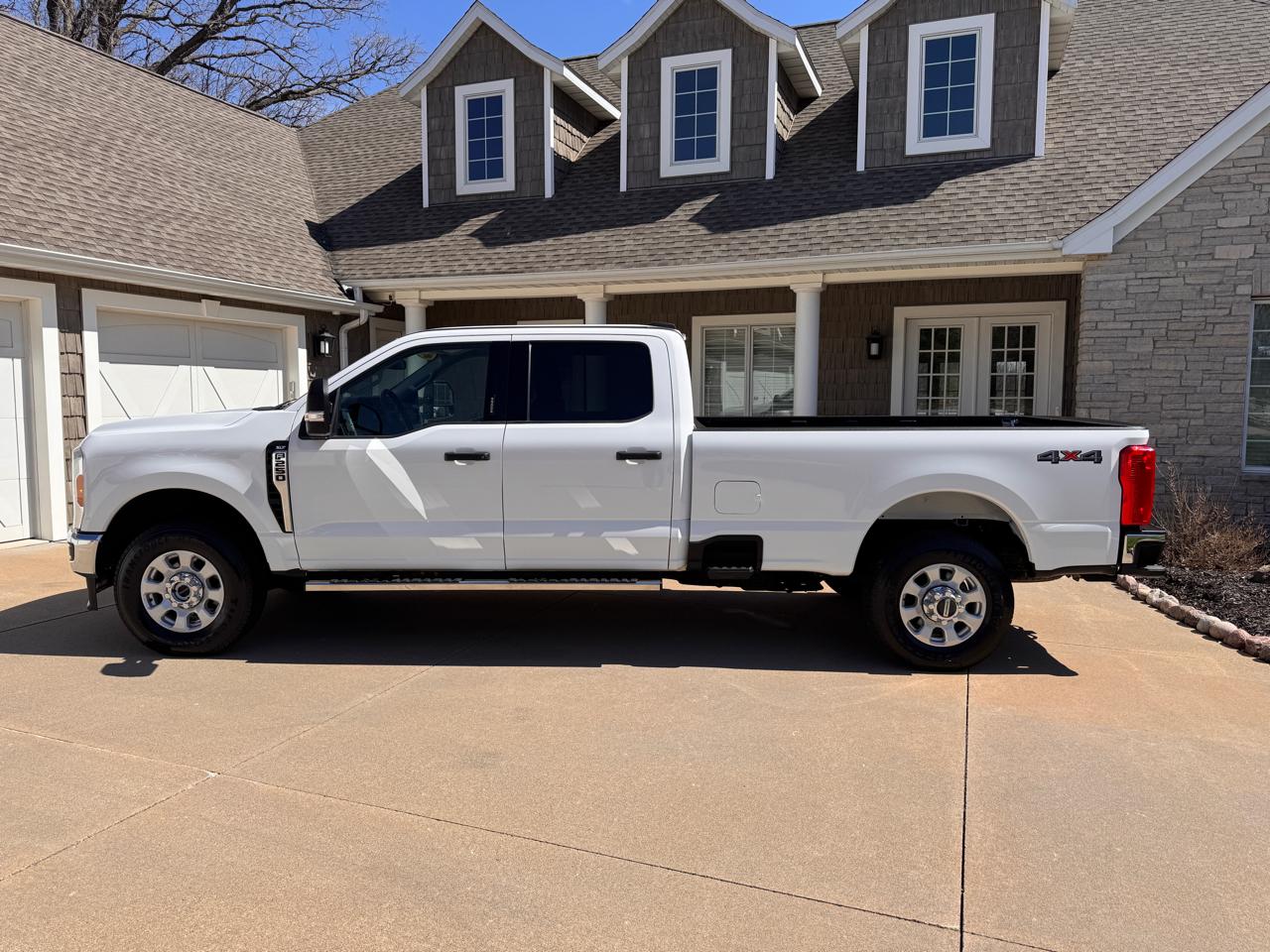 Ford Super Duty F-250 SRW XLT 4WD Crew Cab 8' Box 2023