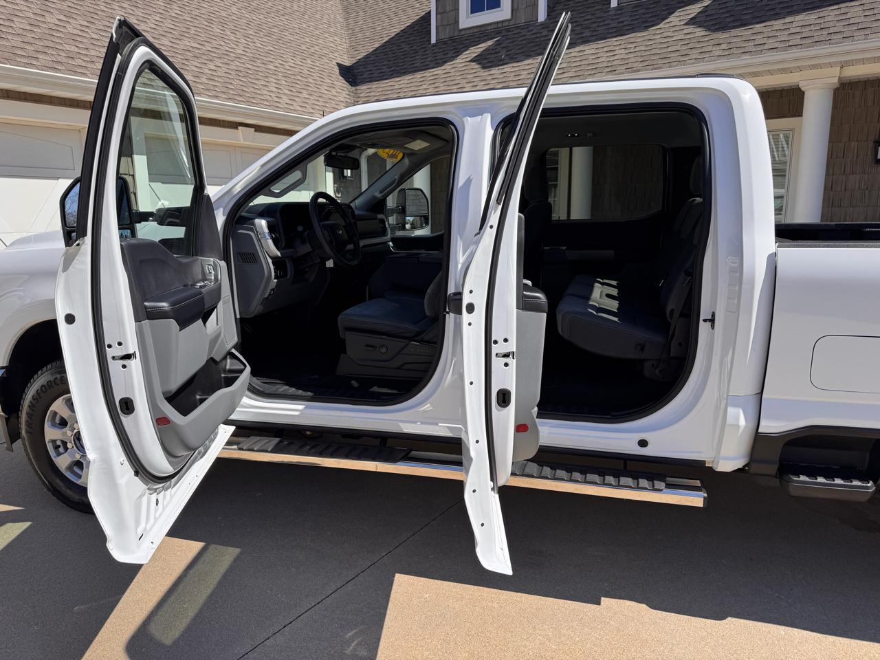 Ford Super Duty F-250 SRW XLT 4WD Crew Cab 8' Box 2023