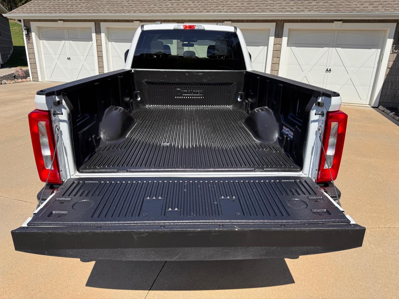 Ford Super Duty F-250 SRW XLT 4WD Crew Cab 8' Box 2023