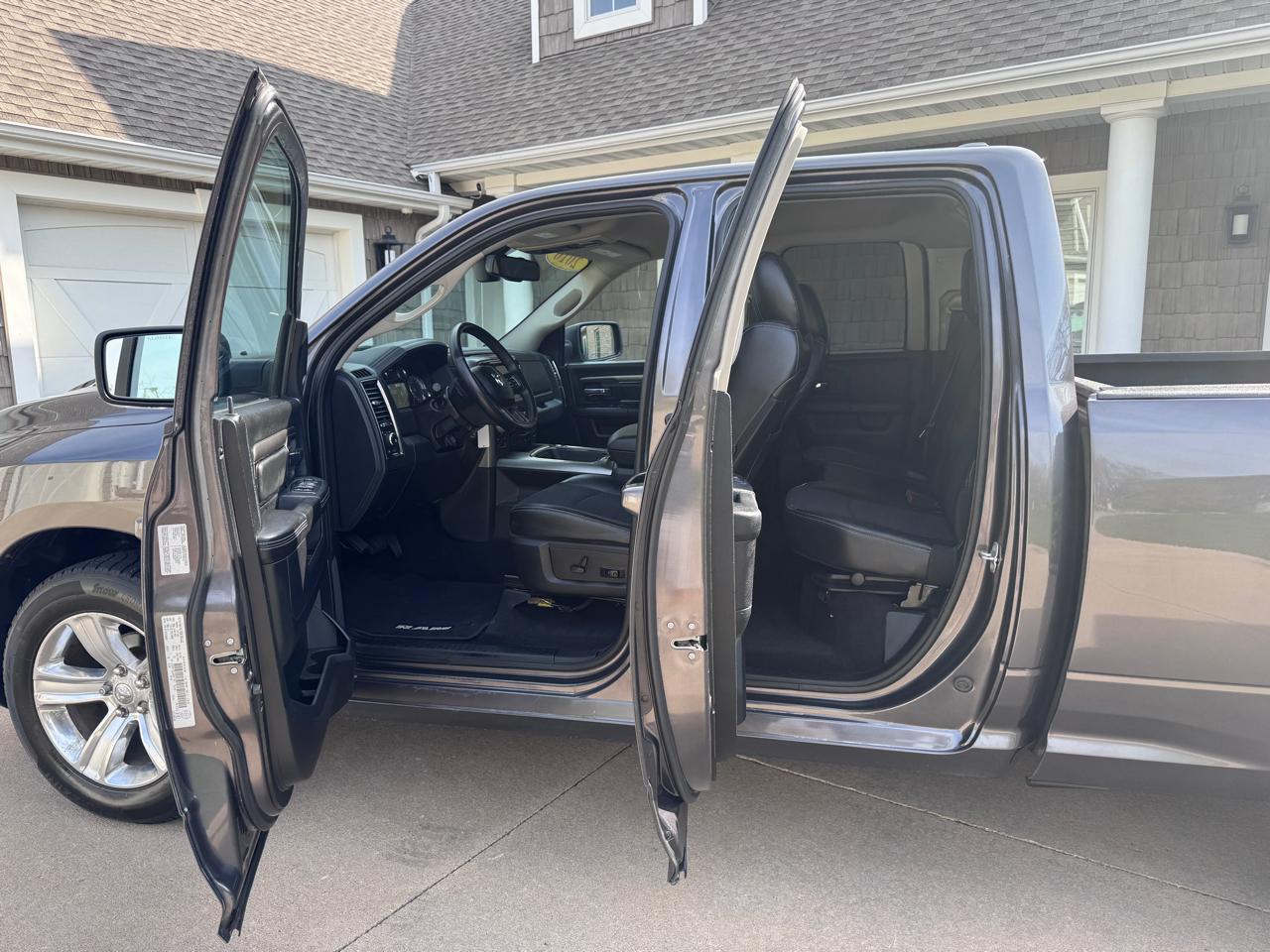 RAM 1500 4WD Quad Cab 140.5" Sport 2016