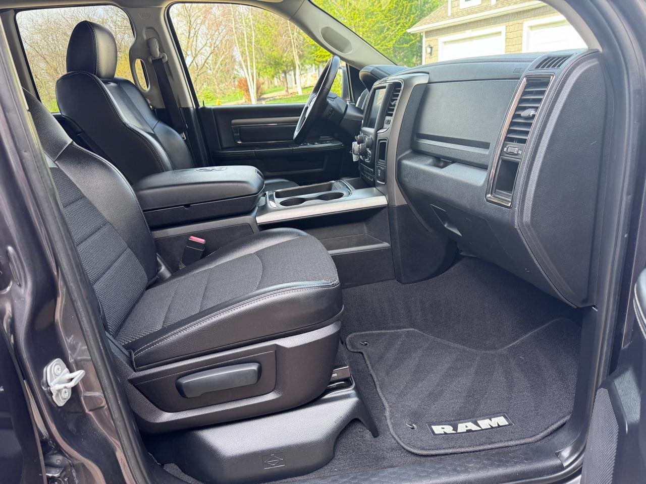 RAM 1500 4WD Quad Cab 140.5" Sport 2016