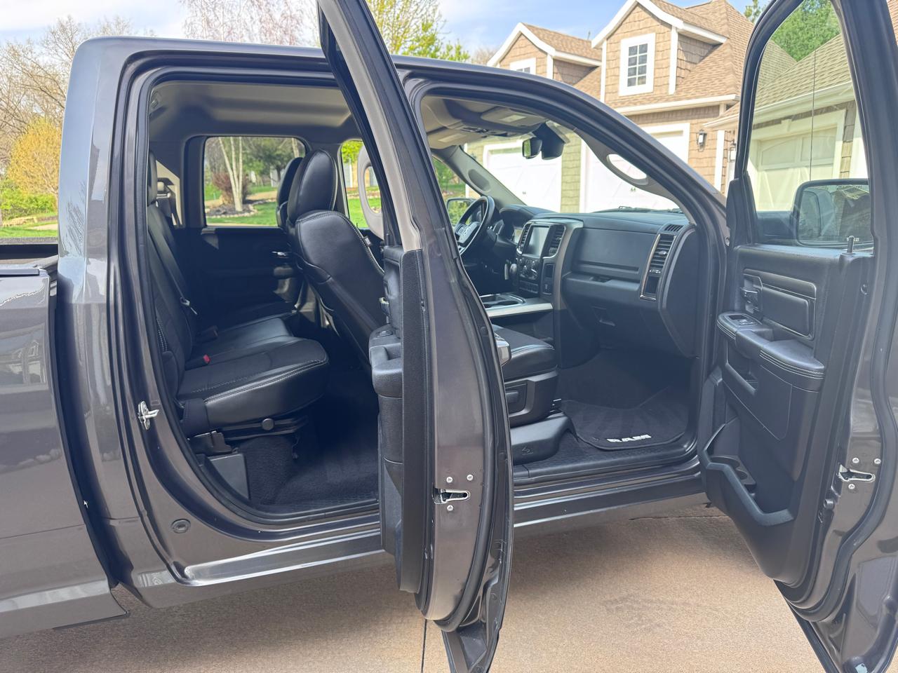 RAM 1500 4WD Quad Cab 140.5" Sport 2016