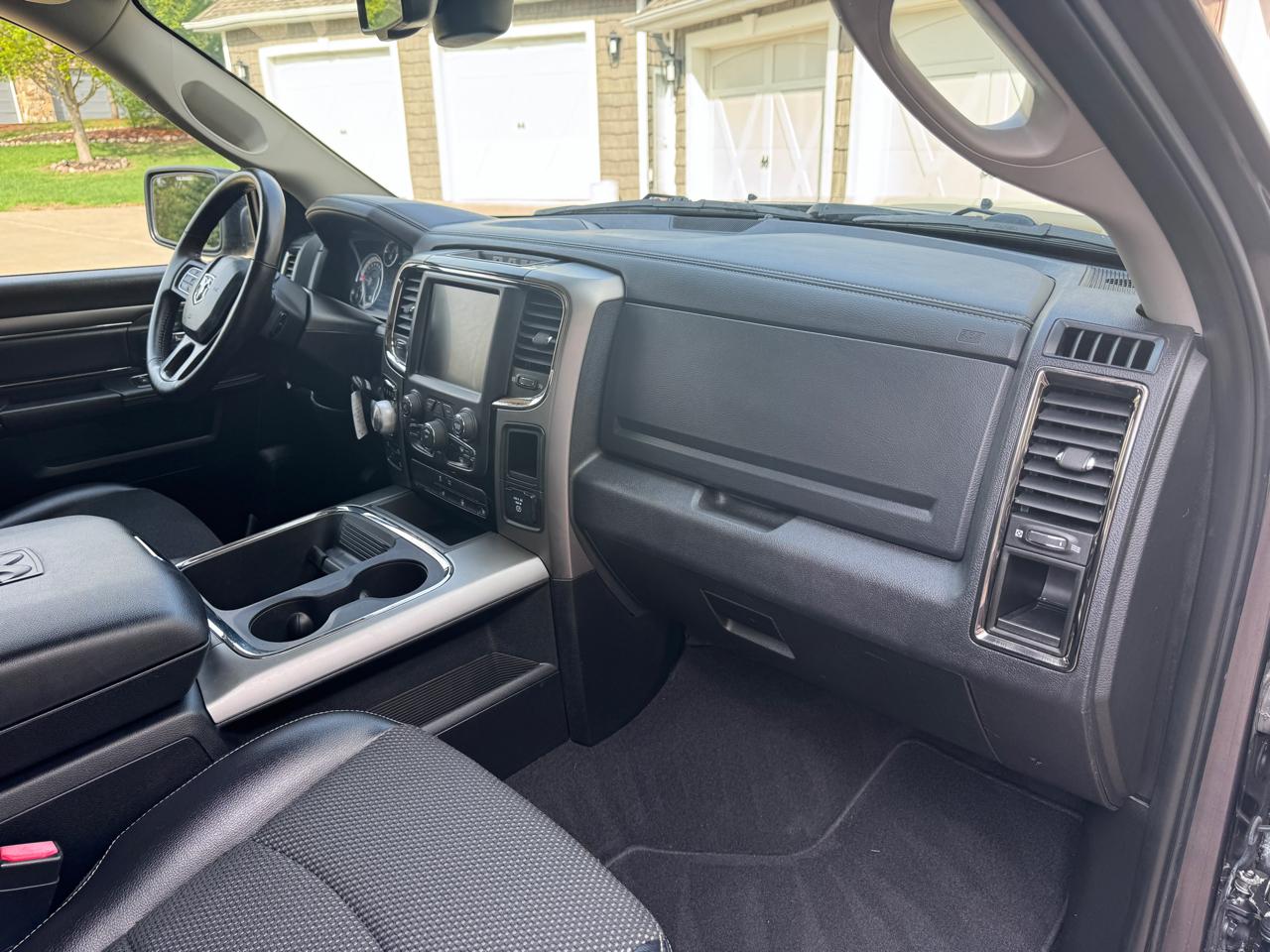 RAM 1500 4WD Quad Cab 140.5" Sport 2016