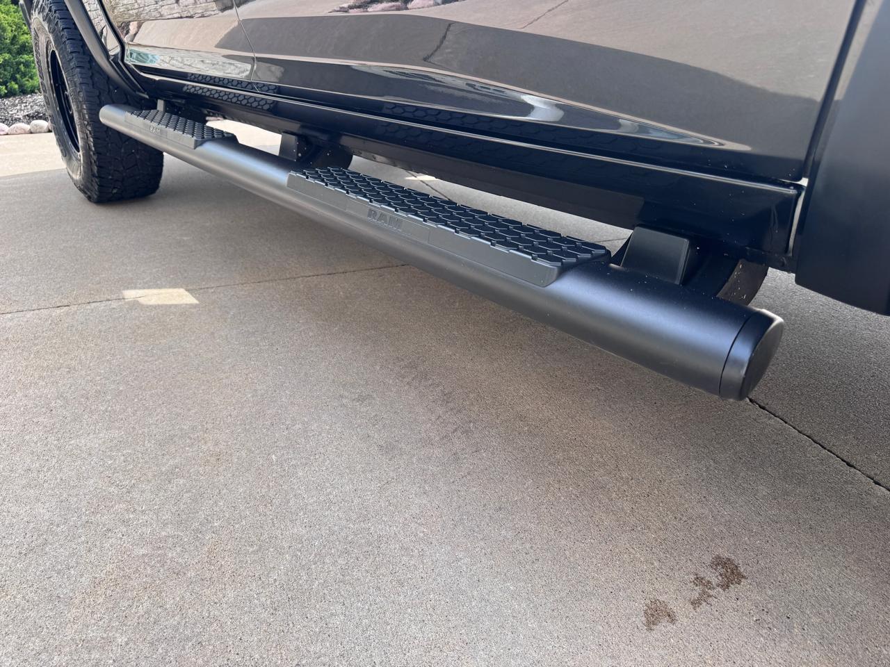 RAM 1500 4WD Crew Cab 140.5" Rebel 2016