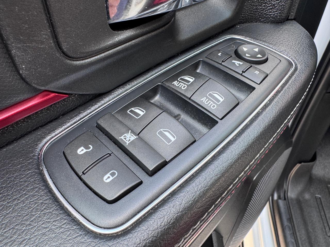 RAM 1500 4WD Crew Cab 140.5" Rebel 2016