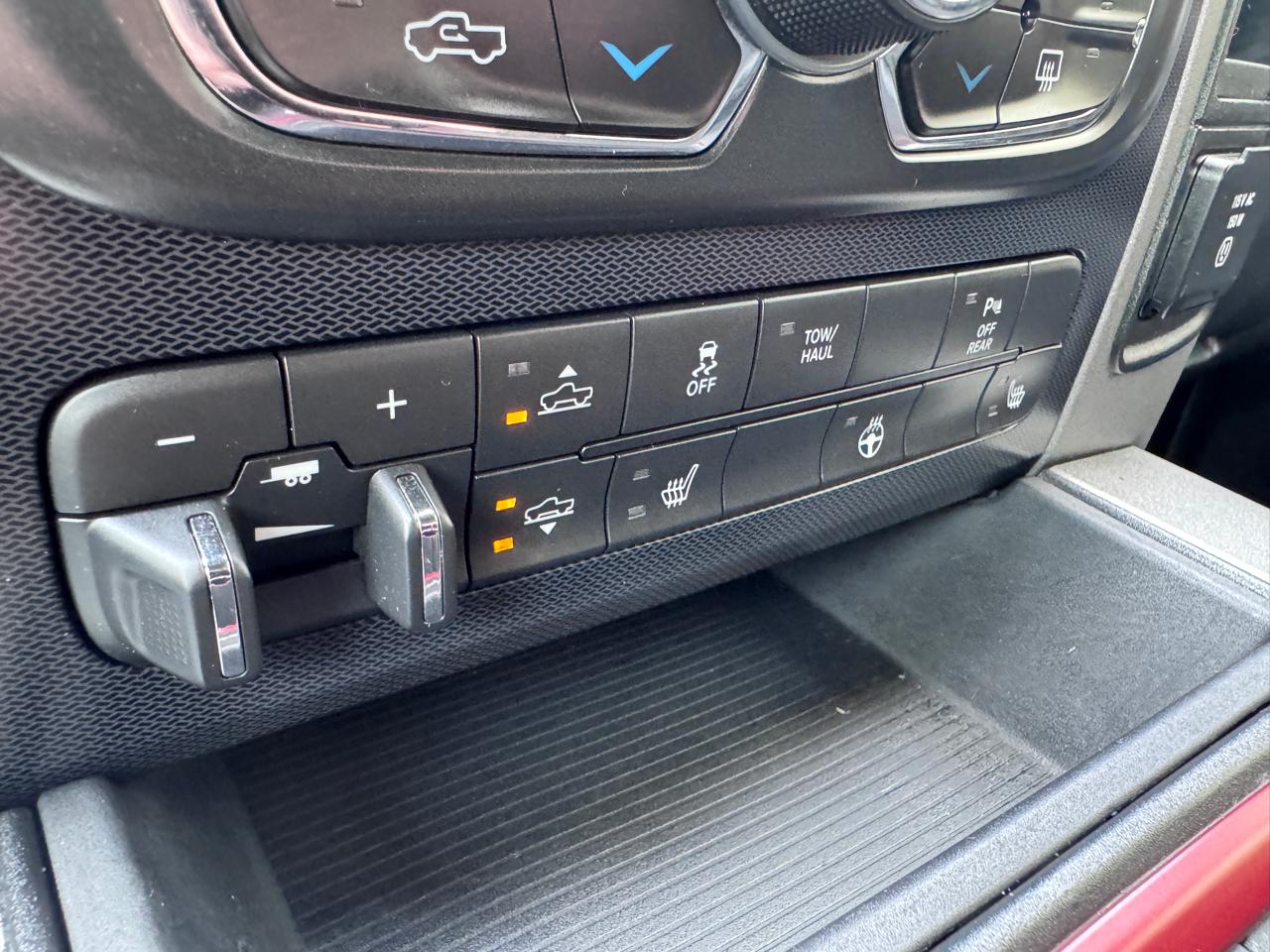 RAM 1500 4WD Crew Cab 140.5" Rebel 2016