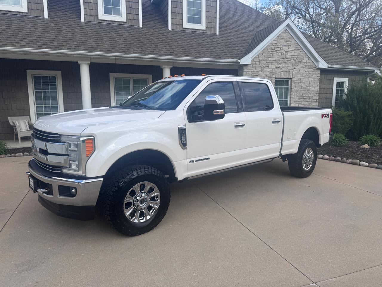 Ford Super Duty F-350 SRW Lariat 4WD Crew Cab 6.75' Box 2017