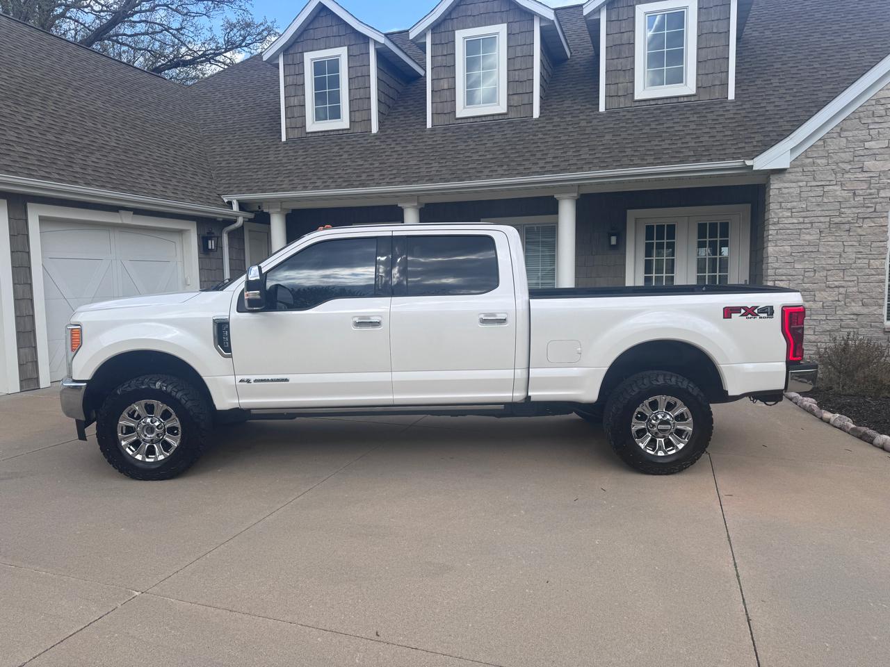 Ford Super Duty F-350 SRW Lariat 4WD Crew Cab 6.75' Box 2017
