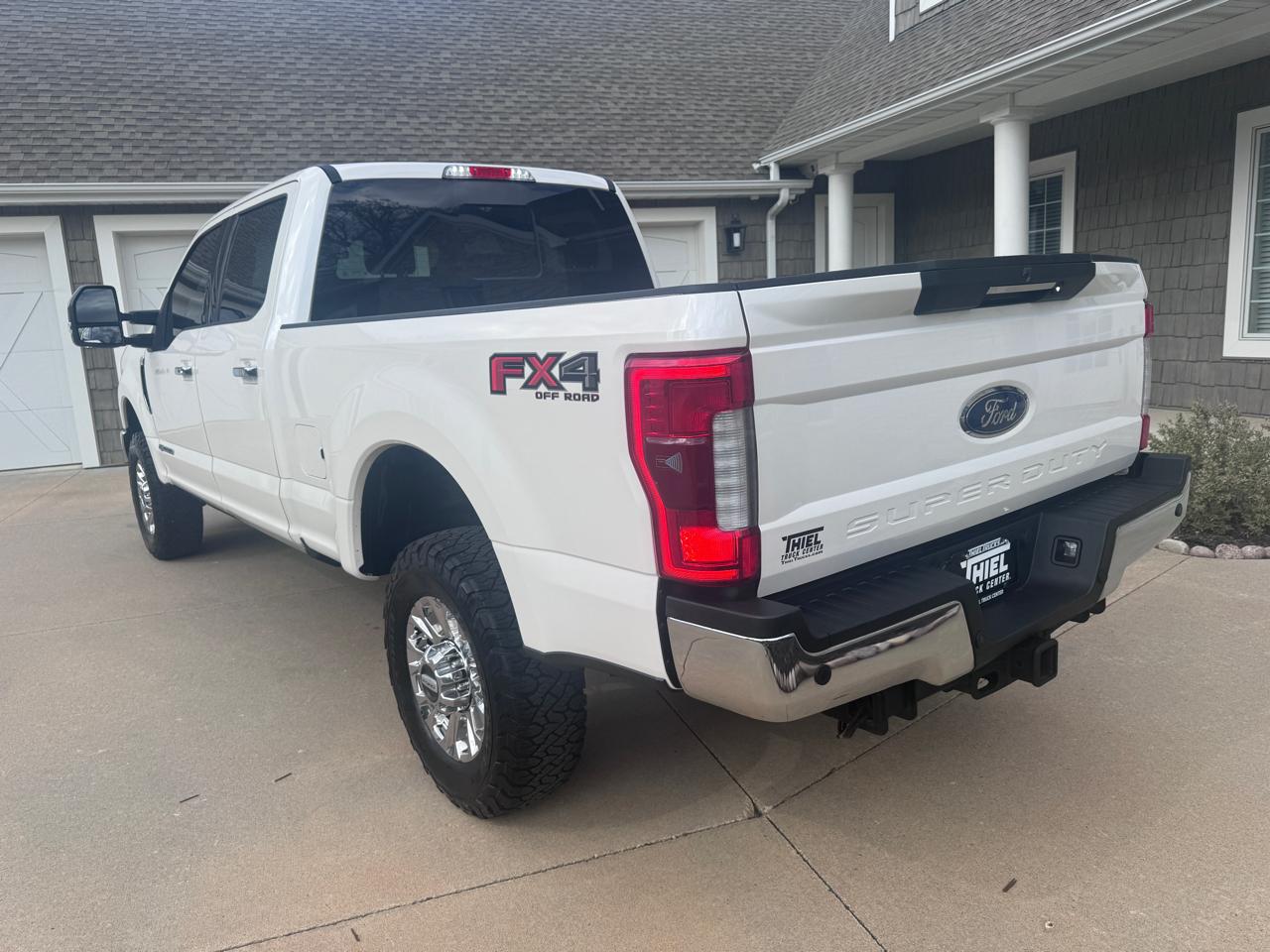 Ford Super Duty F-350 SRW Lariat 4WD Crew Cab 6.75' Box 2017