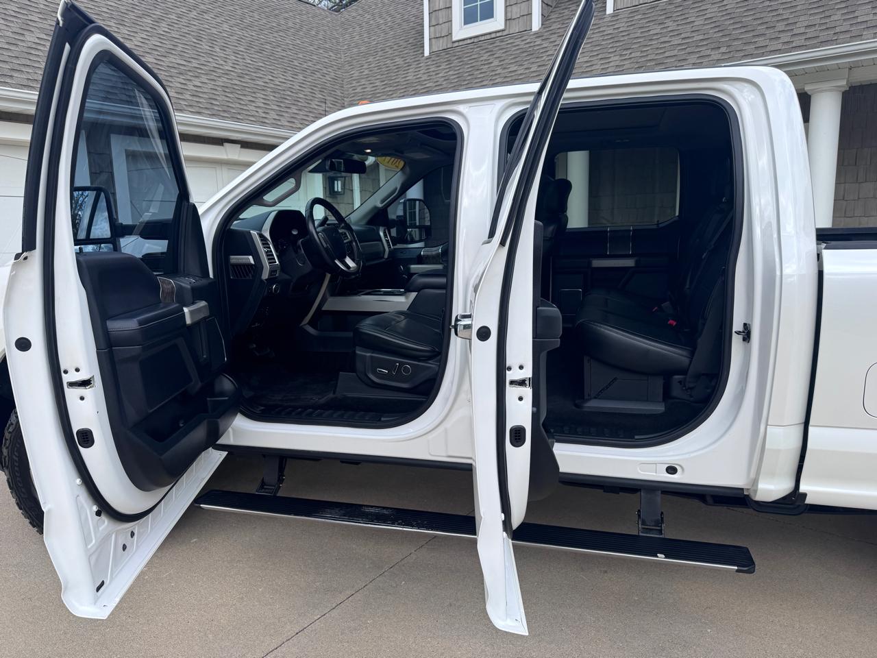 Ford Super Duty F-350 SRW Lariat 4WD Crew Cab 6.75' Box 2017