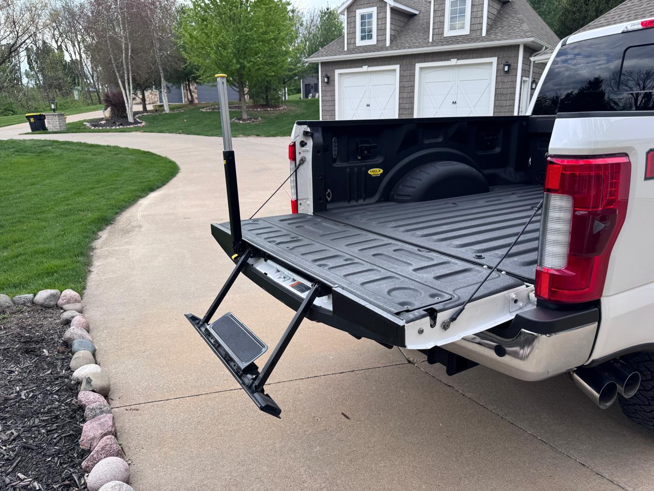 Ford Super Duty F-350 SRW Lariat 4WD Crew Cab 6.75' Box 2017