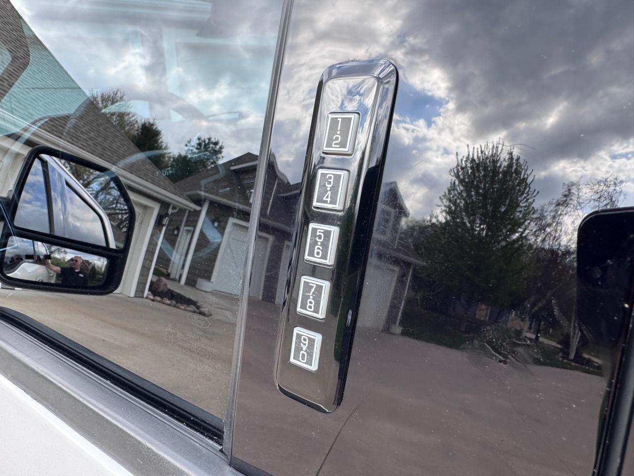 Ford Super Duty F-350 SRW Lariat 4WD Crew Cab 6.75' Box 2017