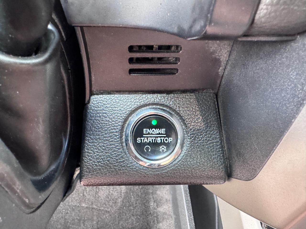 Ford Super Duty F-350 SRW Lariat 4WD Crew Cab 6.75' Box 2017