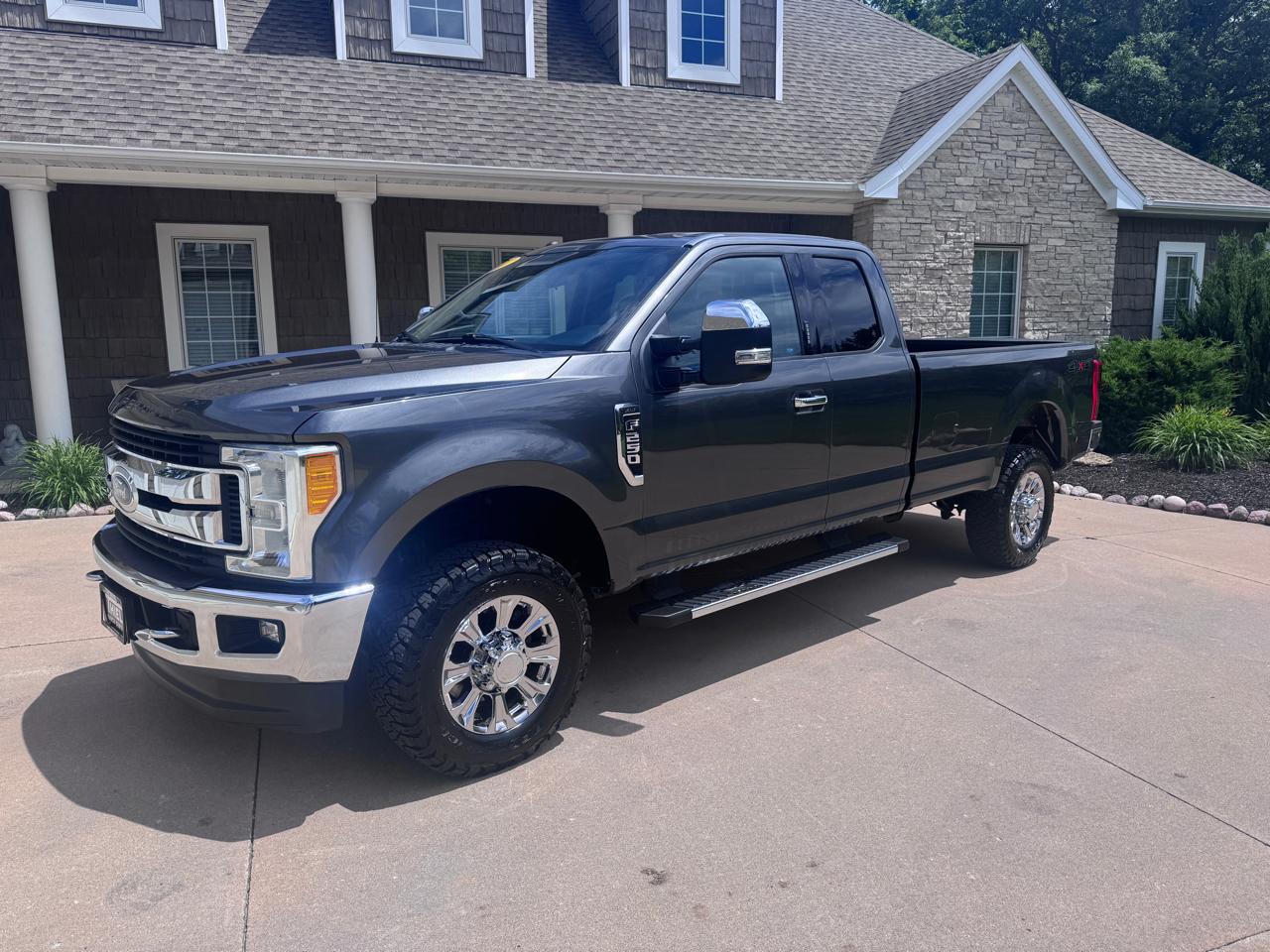 Ford Super Duty F-250 SRW XLT 4WD SuperCab 8' Box 2017