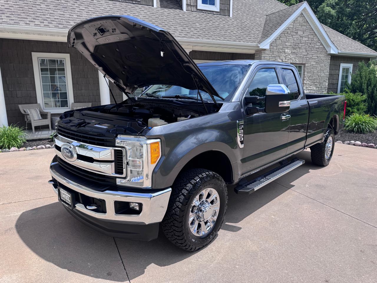 Ford Super Duty F-250 SRW XLT 4WD SuperCab 8' Box 2017
