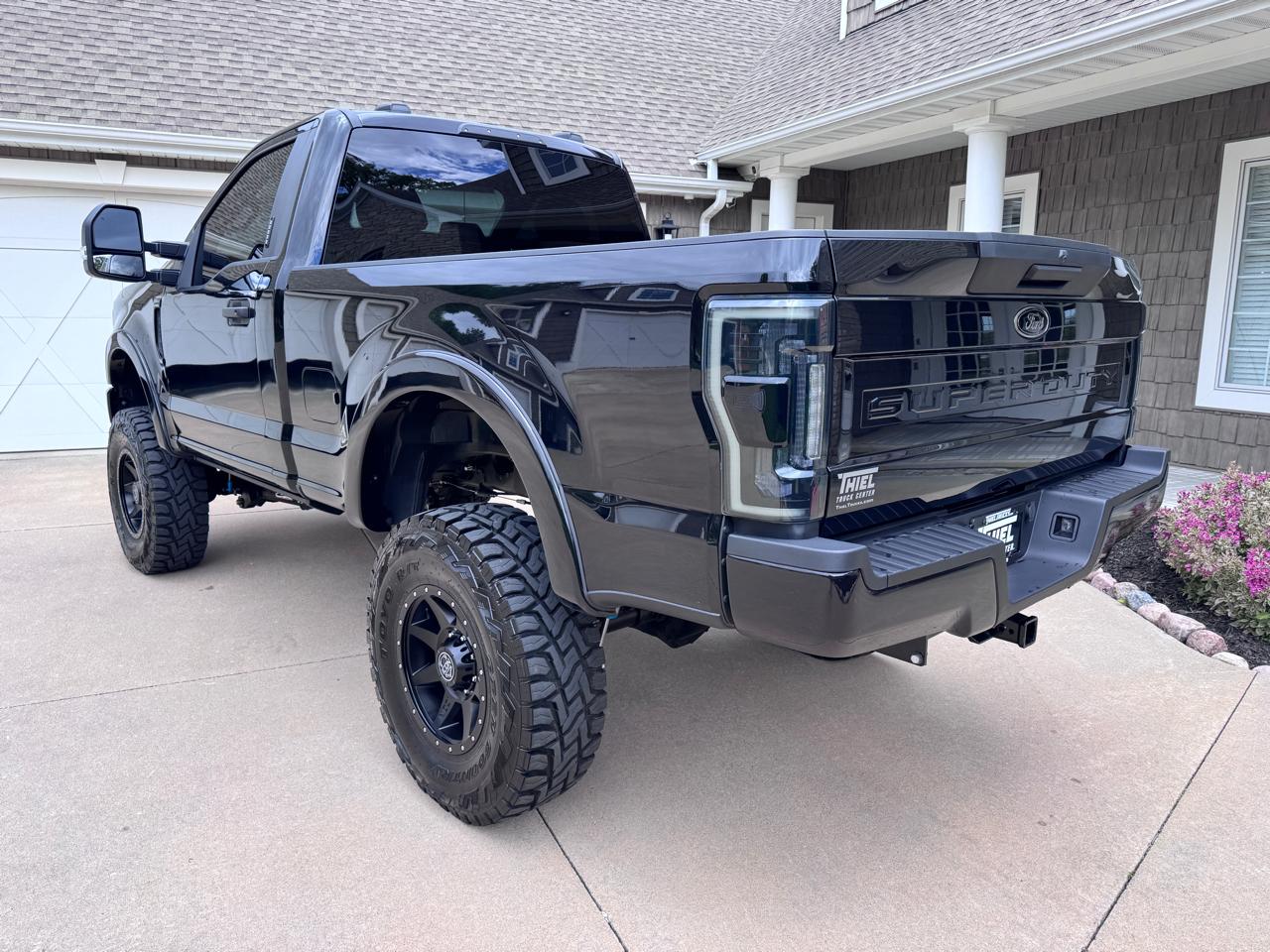 Ford Super Duty F-350 SRW XLT 4WD Reg Cab 145" WB 60" CA 2022