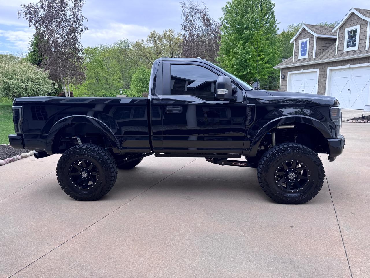 Ford Super Duty F-350 SRW XLT 4WD Reg Cab 145" WB 60" CA 2022