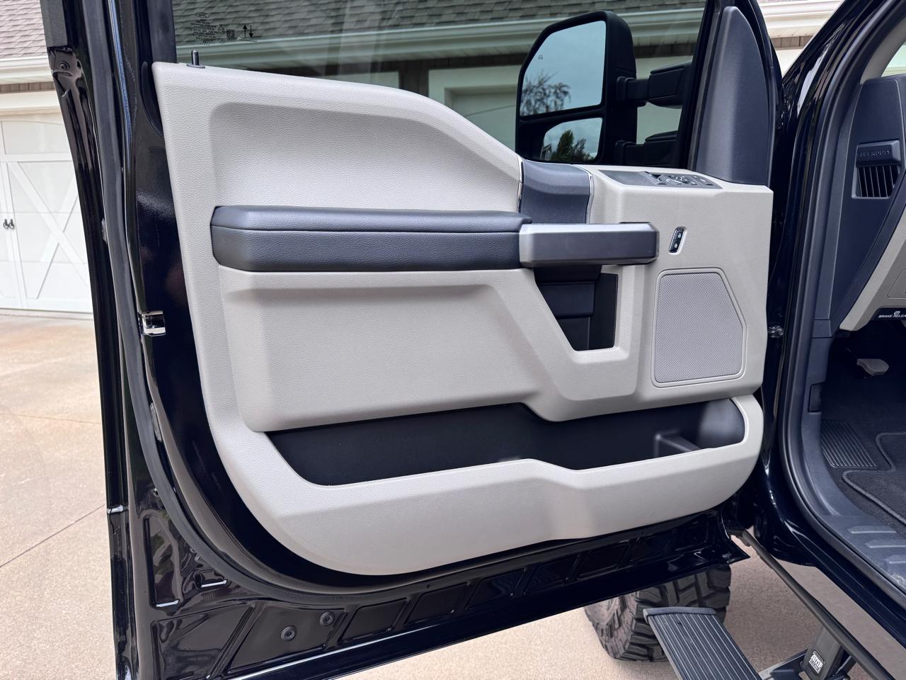 Ford Super Duty F-350 SRW XLT 4WD Reg Cab 145" WB 60" CA 2022