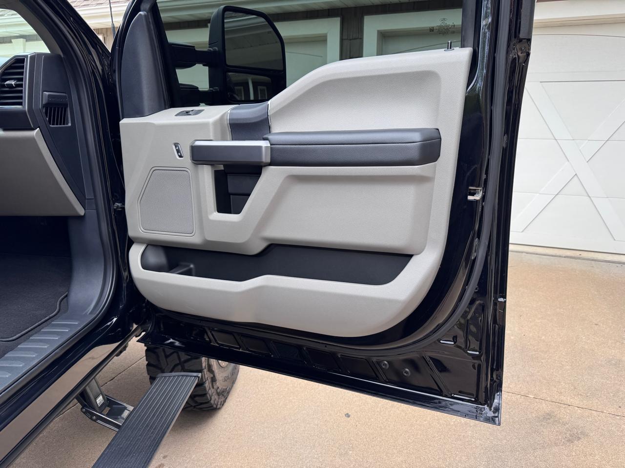 Ford Super Duty F-350 SRW XLT 4WD Reg Cab 145" WB 60" CA 2022