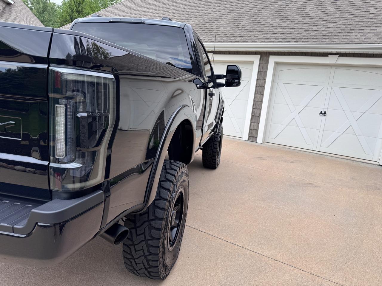 Ford Super Duty F-350 SRW XLT 4WD Reg Cab 145" WB 60" CA 2022
