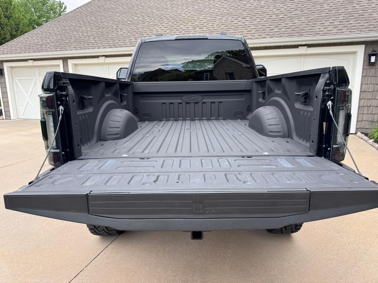 Ford Super Duty F-350 SRW XLT 4WD Reg Cab 145" WB 60" CA 2022