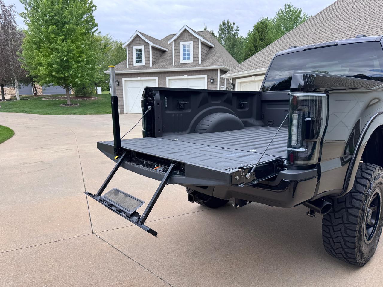 Ford Super Duty F-350 SRW XLT 4WD Reg Cab 145" WB 60" CA 2022