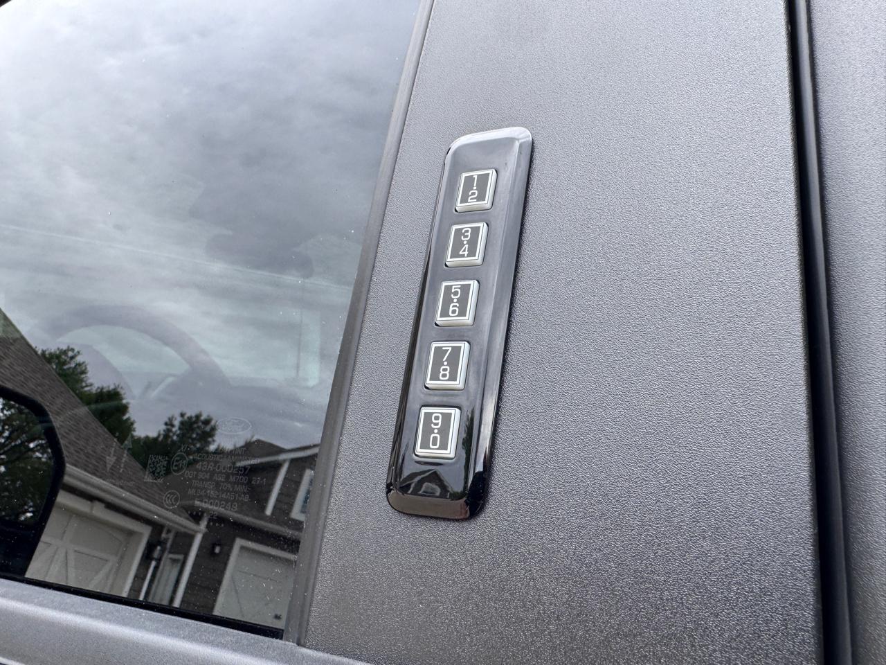 Ford Super Duty F-350 SRW XLT 4WD Reg Cab 145" WB 60" CA 2022