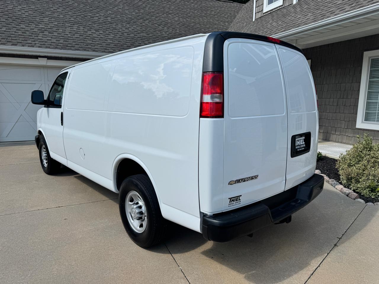 Chevrolet Express Cargo Van RWD 2500 135" 2017