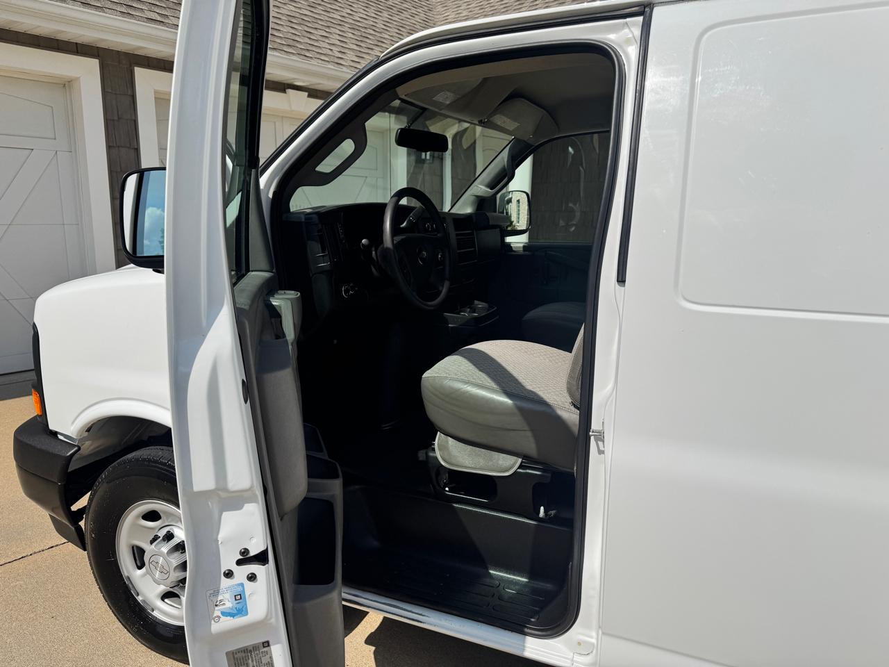 Chevrolet Express Cargo Van RWD 2500 135" 2017