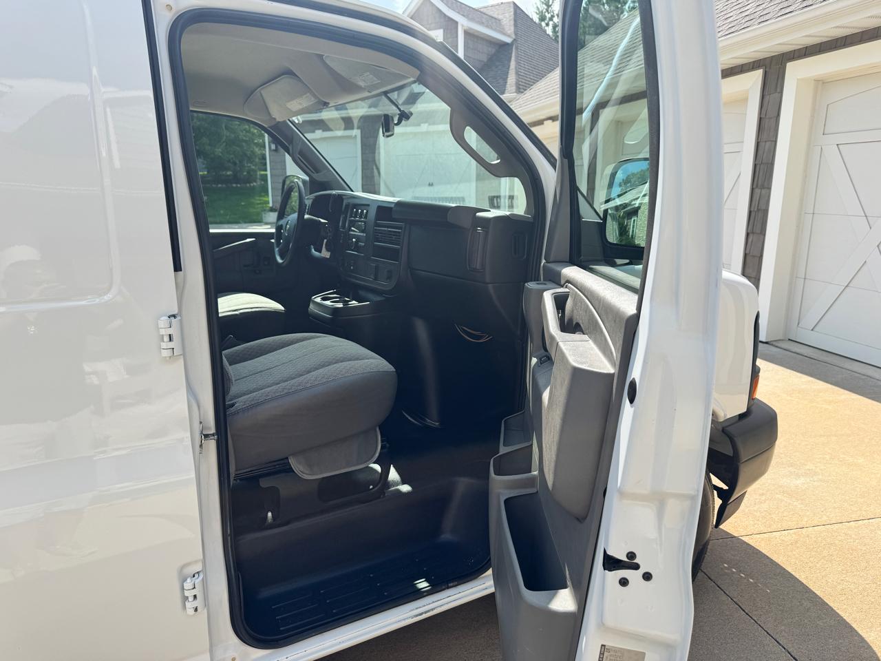 Chevrolet Express Cargo Van RWD 2500 135" 2017