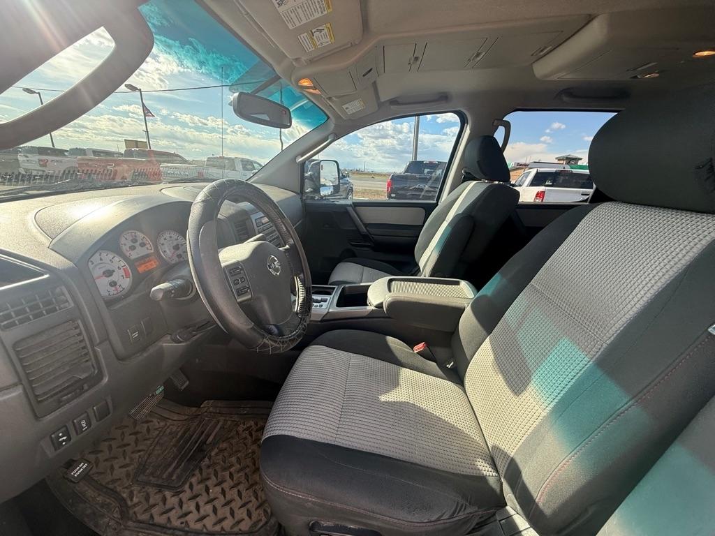 Nissan Titan XE Crew Cab 4WD SWB 2010