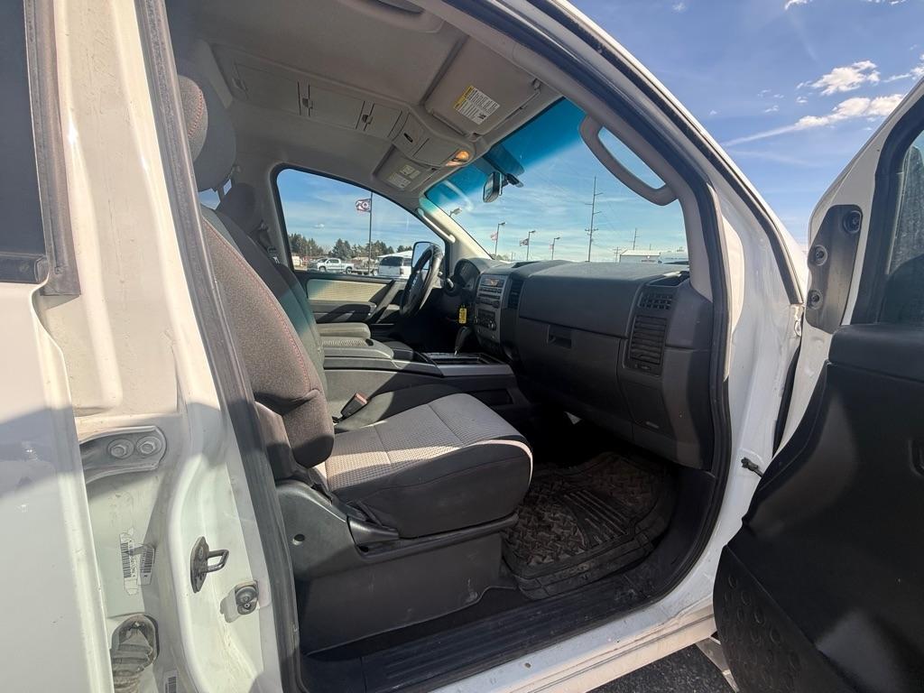 Nissan Titan XE Crew Cab 4WD SWB 2010