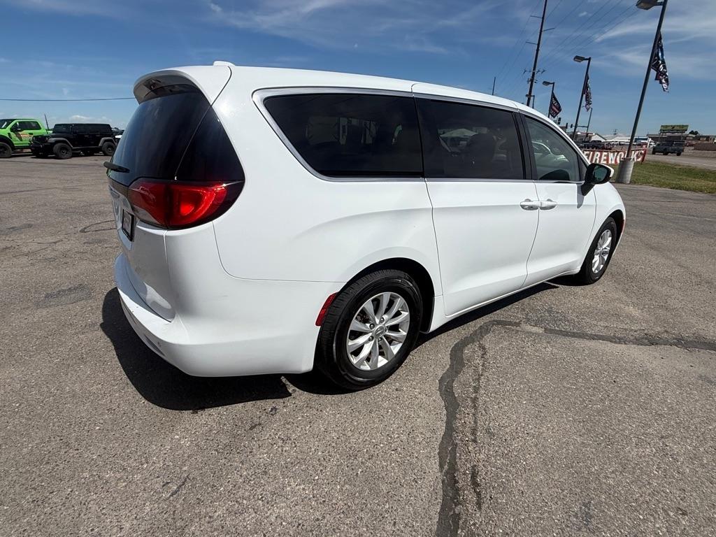 Chrysler Pacifica LX 2018