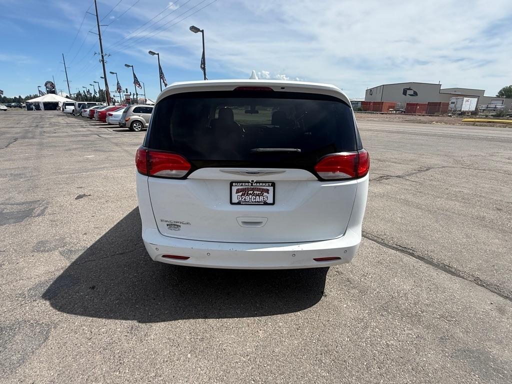 Chrysler Pacifica LX 2018