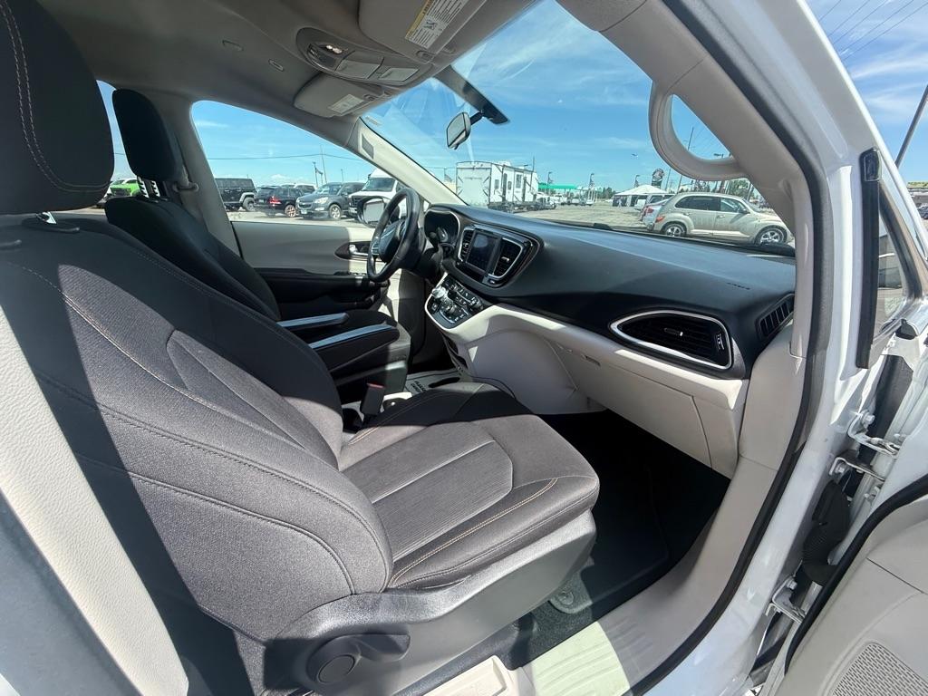 Chrysler Pacifica LX 2018