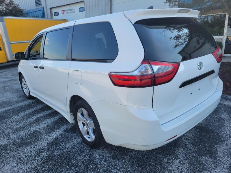 Toyota Sienna LE 7-Passenger Mobility 2020