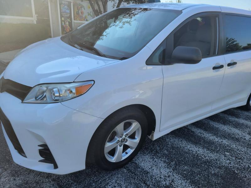 Toyota Sienna LE 7-Passenger Mobility 2020