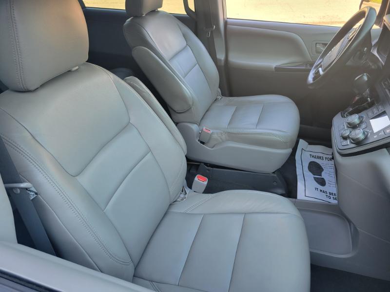 Toyota Sienna LE 7-Passenger Mobility 2020