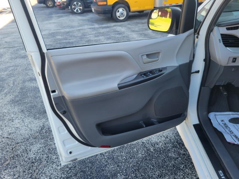 Toyota Sienna LE 7-Passenger Mobility 2020