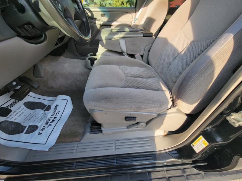 Chevrolet Suburban 2500 2WD 2006