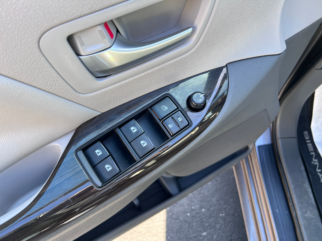 Toyota Sienna XLE Premium FWD 8-Passenger (Natl) 2017 Toyota Sienna XLE Premium FWD 8-Passenger (Natl) 2017