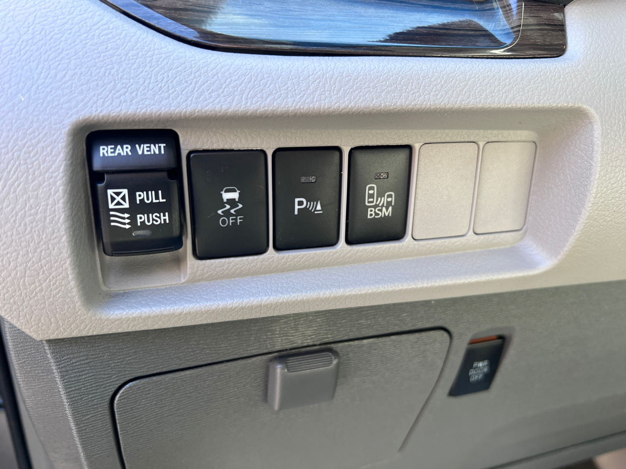 Toyota Sienna XLE Premium FWD 8-Passenger (Natl) 2017 Toyota Sienna XLE Premium FWD 8-Passenger (Natl) 2017