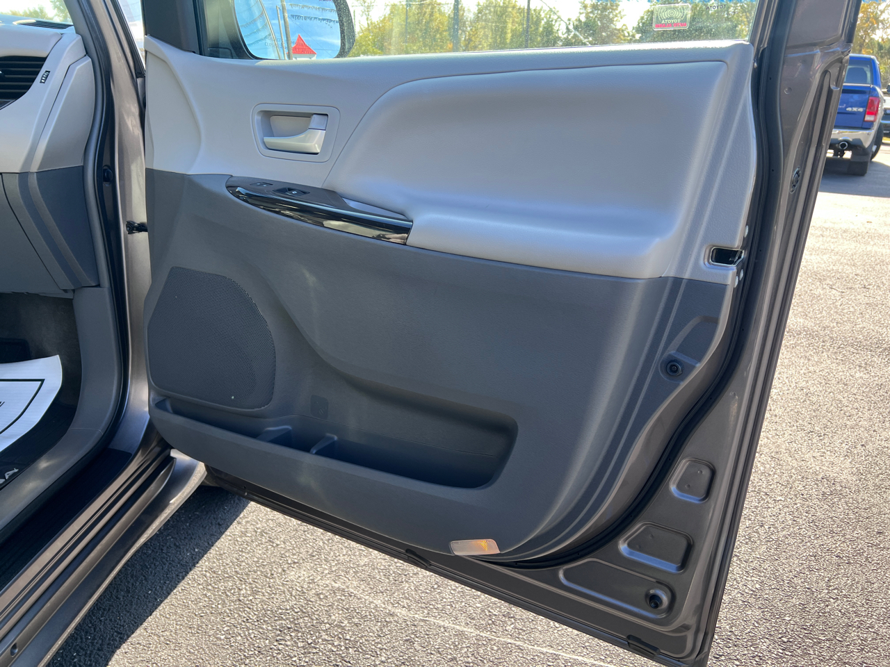 Toyota Sienna XLE Premium FWD 8-Passenger (Natl) 2017 Toyota Sienna XLE Premium FWD 8-Passenger (Natl) 2017